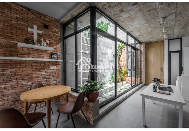 Nhà 94m2 không có phòng khách của cặp vợ chồng trẻ tại Đồng Nai, gây ấn tượng bởi 3 khoảng sân trong