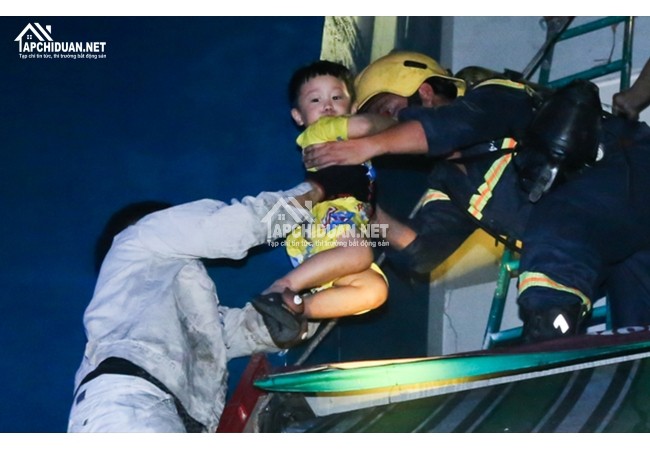 Hơn 2 giờ giải cứu hàng trăm người khỏi tòa nhà cháy ở Sài Gòn