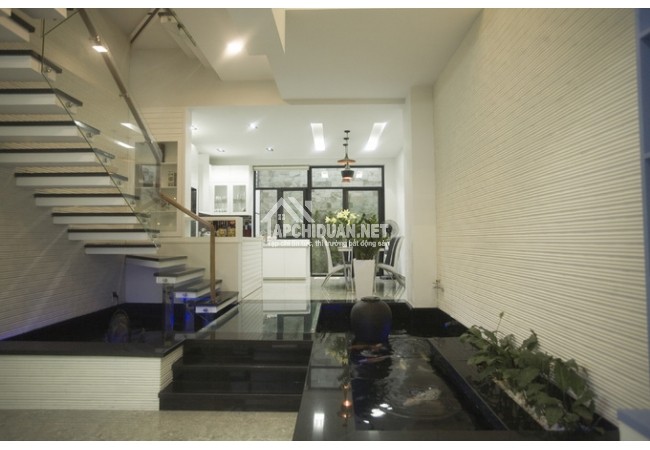 Nhà phố 60 m2 thoáng với thiết kế chống dòm ngó