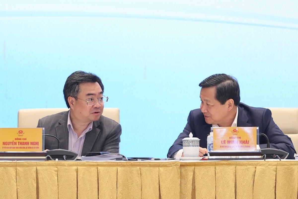 Phó thủ tướng Lê Minh Khái (bên phải) đang trao đổi với Bộ trưởng Xây dựng Nguyễn Thanh Nghị về đề xuất của doanh nghiệp