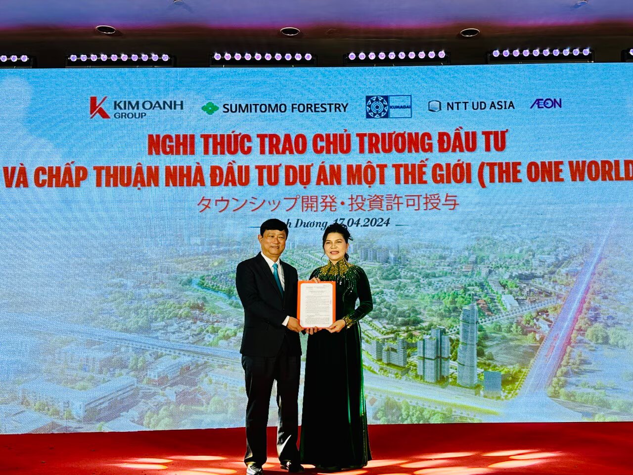 Mr. Vo Van Minh, Chairman of Binh Duong Provincial People's Committee awarded the decision approving the project investment policy