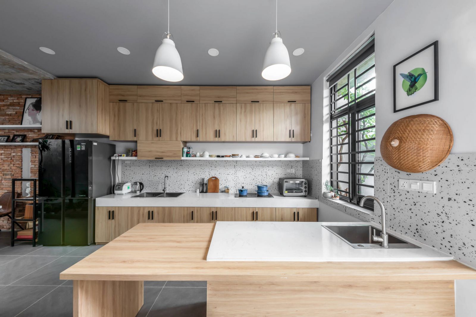 Bộ tủ bếp - đảo bếp - bàn ăn bằng gỗ được “may đo” vừa vặn với không gian của căn phòng